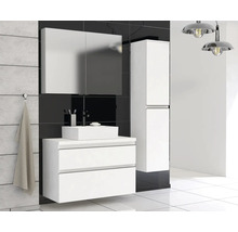 Badezimmer mit Waschtisch, Spiegelschrank und Hochschrank