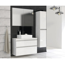 Modernes Badezimmer mit weißem Waschtisch, Spiegelschrank und Hochschrank