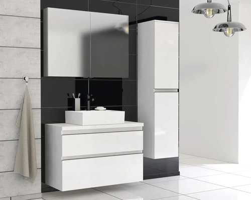 Modernes Badezimmer mit weißem Waschtisch, Spiegelschrank und Hochschrank