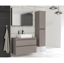 Badezimmer mit Waschtischunterschrank, Spiegelschrank und Hochschrank