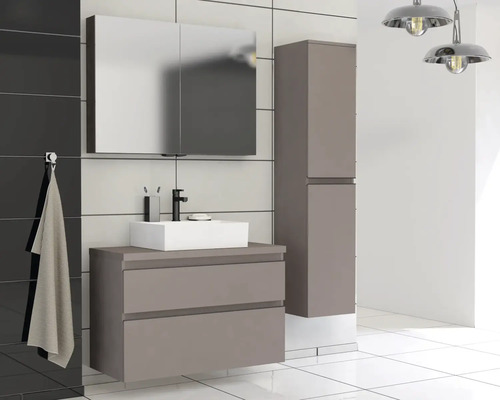 Badezimmer mit Waschtischunterschrank, Spiegelschrank und Hochschrank