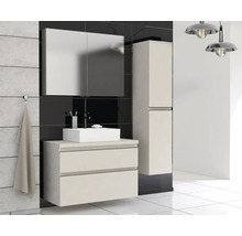 Modernes Badezimmer mit Waschtischunterschrank, Spiegelschrank und Hochschrank für ein stilvolles Ambiente