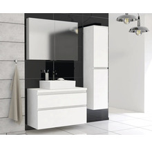 Modernes Badezimmer mit Waschbeckenunterschrank, Spiegelschrank und Hochschrank in Weiß.