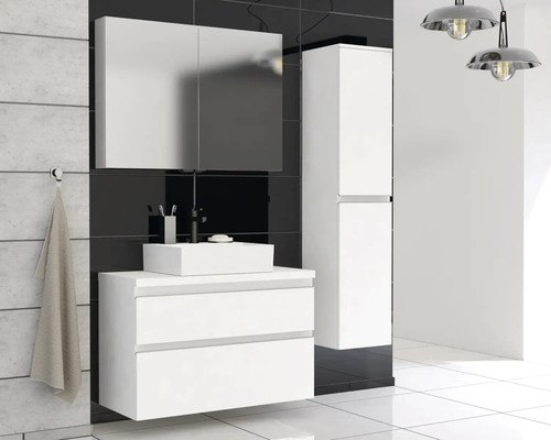 Salle de bains moderne avec meuble sous-lavabo, armoire de toilette et armoire haute en blanc.