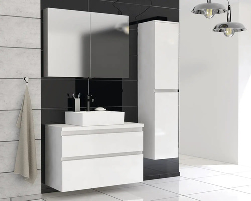 Modernes Badezimmer mit weißem Waschtisch, Spiegelschrank und Hochschrank