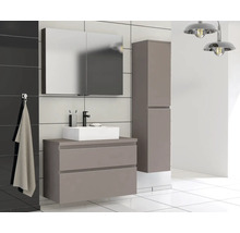 Modernes Badezimmerensemble mit Waschtisch, Spiegelschrank und Hochschrank