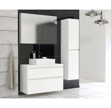 Modernes Badezimmer mit weißem Waschtischunterschrank, Spiegelschrank und Hochschrank vor schwarzer Wand