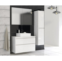 Badezimmer mit Waschtischunterschrank, Spiegelschrank und Hochschrank in Weiß