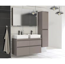 Salle de bains moderne avec meuble sous-vasque, armoire de toilette et armoire haute