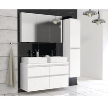 Modernes Badezimmer mit weißem Waschtischunterschrank, Aufsatzwaschbecken, Spiegelschrank und Hochschrank.