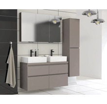 Salle de bains moderne avec double vasque, armoire de toilette et armoire haute