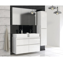 Salle de bains avec double vasque, meuble sous-vasque, armoire de toilette et armoire haute
