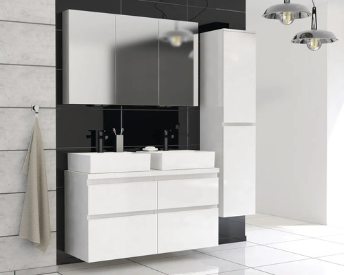 Salle de bains avec double vasque, meuble sous-vasque, armoire de toilette et armoire haute