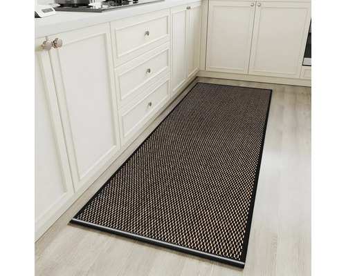 Tapis de cuisine étroit à motifs devant des armoires de cuisine blanches