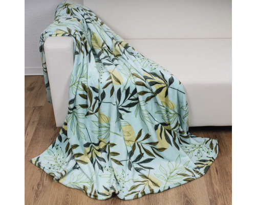 Couverture à motif de feuilles sur un canapé
