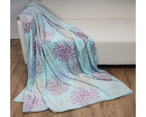 Couverture à motifs floraux sur un canapé
