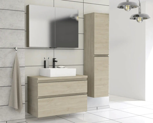 Badezimmer mit Waschtischunterschrank, Spiegelschrank und Hochschrank