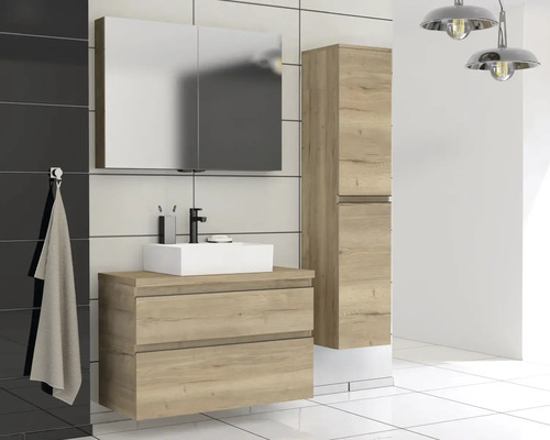 Modernes Badezimmer mit Waschtischunterschrank, Spiegelschrank und Hochschrank