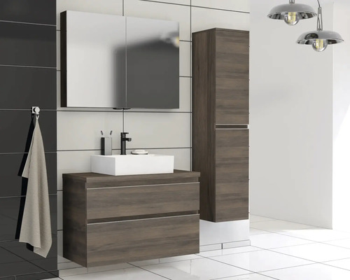 Salle de bains moderne avec meuble sous-lavabo, vasque à poser, armoire de toilette et armoire haute aspect bois.