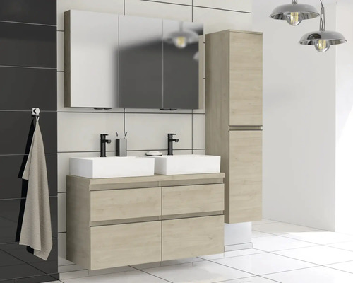 Helles Badezimmer-Set mit Doppelwaschtisch, Spiegelschrank und Hochschrank für Stauraum