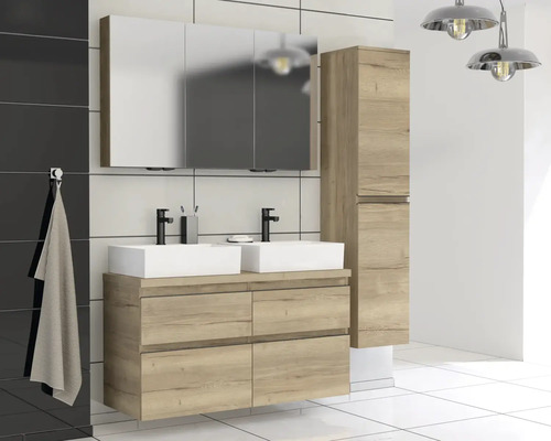 Modernes Badezimmer mit Doppelwaschtisch, Spiegelschrank und Hochschrank in Holzoptik