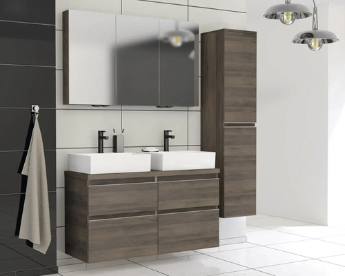 Badezimmer mit Waschtisch, Spiegelschrank und Hochschrank in Holzoptik