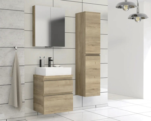 Badezimmer mit Waschbeckenunterschrank, Spiegelschrank und Hochschrank