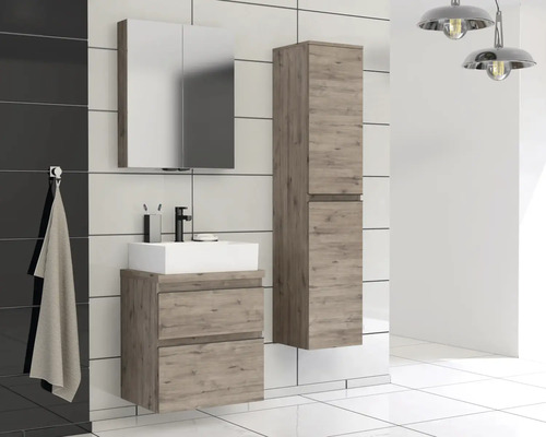 Badezimmer mit Waschtischunterschrank, Spiegelschrank und Hochschrank in Holzoptik