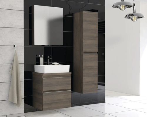 Salle de bain avec lavabo, armoire de toilette et armoire haute aspect bois