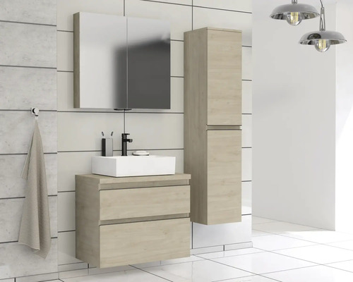 Helles Badezimmer mit Waschtischunterschrank, Spiegelschrank und Hochschrank für Badezimmerzubehör