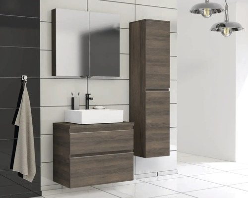 Salle de bains moderne avec lavabo, armoire de toilette et armoire haute imitation bois