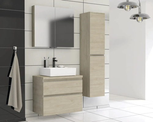 Salle de bains avec lavabo, armoire de toilette et armoire haute en décor bois clair