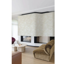 Wohnzimmer mit Kamin, Couch und geometrischer Wandgestaltung