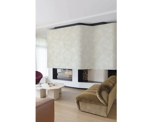 Wohnzimmer mit Kamin, Couch und geometrischer Wandgestaltung