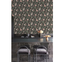 Scène de cuisine avec papier peint à fleurs et carreaux noirs