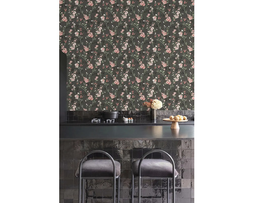 Scène de cuisine avec papier peint à fleurs et carreaux noirs
