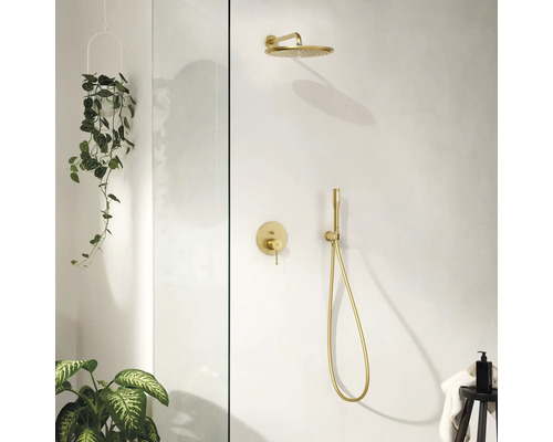 Salle de bains avec douche de tête, douchette à main et mitigeur encastré