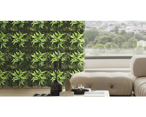 Mur végétal artificiel avec diverses plantes dans un espace de vie.