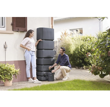Réservoir d''eau de pluie pour l''arrosage du jardin avec deux personnes et un arrosoir
