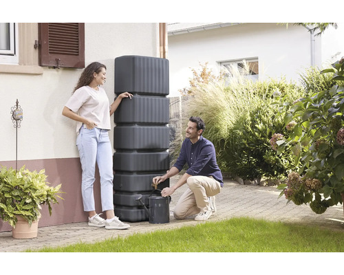 Réservoir d''eau de pluie pour l''arrosage du jardin avec deux personnes et un arrosoir