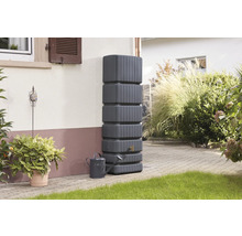 Réservoir d''eau de pluie gris avec arrosoir dans le jardin