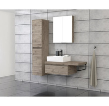 Modernes Badezimmer mit Waschtisch, Spiegelschrank und Hochschrank in Holzoptik.