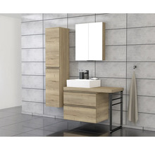 Badezimmer mit Waschtisch, Spiegelschrank und Hochschrank in Holzoptik auf grauem Fliesenboden