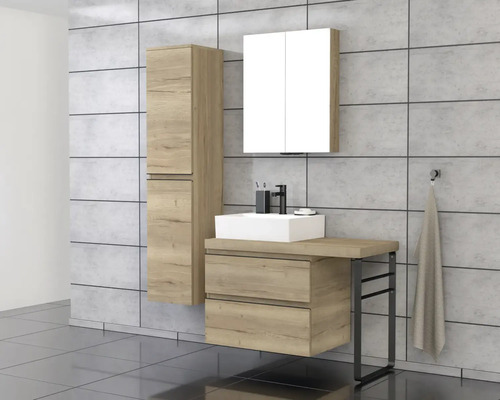 Salle de bains avec lavabo, armoire de toilette et armoire haute imitation bois sur carrelage gris