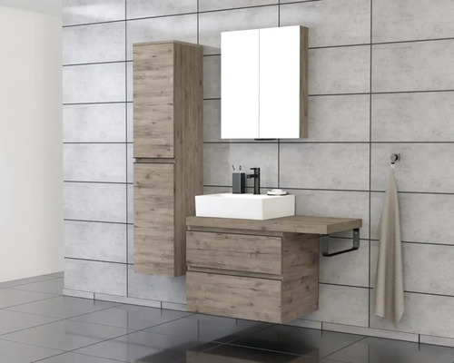 Badezimmer mit Waschtisch, Spiegelschrank und Hochschrank in Holzoptik