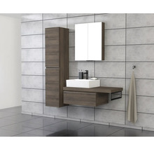 Badezimmer mit Waschtisch, Spiegelschrank und Hochschrank in Holzoptik