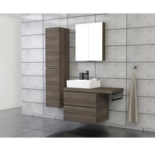 Badezimmer mit Waschbecken, Spiegelschrank und Hochschrank in Holzoptik