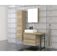 Badezimmer mit Waschtisch, Spiegelschrank und Hochschrank in Holzoptik