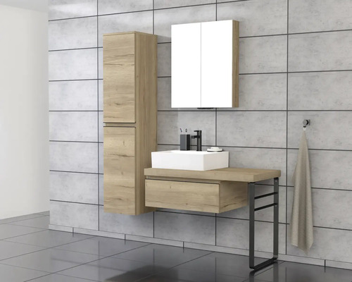 Salle de bains avec lavabo, armoire de toilette et armoire haute aspect bois sur sol carrelé gris
