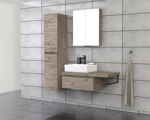 Salle de bains avec lavabo, armoire de toilette et armoire haute au design bois.